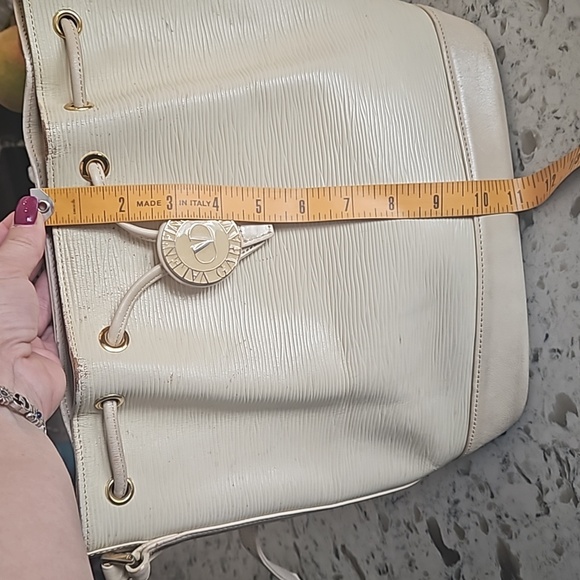 Valentino Garavani Elegant Cream Bucket Bag - Picture 12 of 13